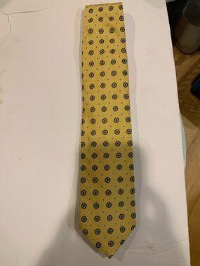 Brooks Brothers Yellow Tie with Navy Geo Medallions